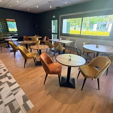 Hotel Ibis Le Val Druel 3*