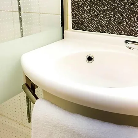Ibis Le Val Druel Hotel 3*